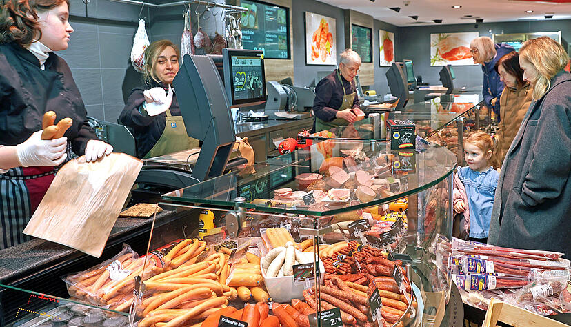 An der Wurst- und Fleischtheke bei Edeka Ueltzhöfer ist vor dem großen Fest einiges los.