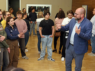 Bei "Bildung auf den Punkt" sprechen Youtuber Stefan &bdquo;Steinwallen&ldquo; Bliemel (vorne) und andere Experten &uuml;ber die Vielseitigkeit von Videospielen.