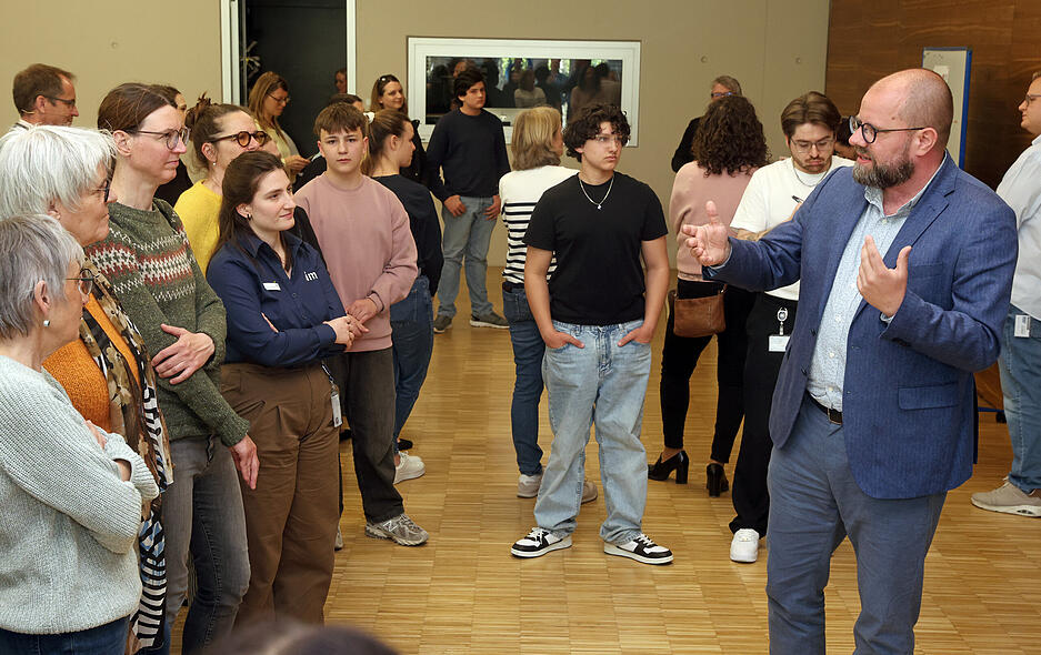 Bei "Bildung auf den Punkt" sprechen Youtuber Stefan &bdquo;Steinwallen&ldquo; Bliemel (vorne) und andere Experten &uuml;ber die Vielseitigkeit von Videospielen.