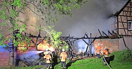 Die Feuerwehr im Einsatz im Areal Himmelreich: Eine Scheune und ein Wohnhaus brannten im Mai 2020 ab. Eine vierköpfige Familie konnte sich retten.