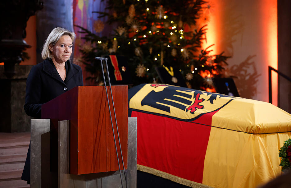 Christine Strobl, Tochter von Wolfgang Schäuble, redet beim Gottesdienst bei der Trauerfeier für Wolfgang Schäuble.