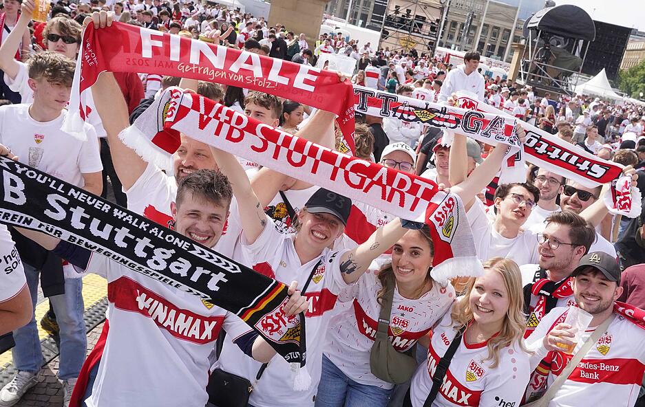 Fans beim Public Viewing auf dem Stuttgarter Schlossplatz. Fans beim Public Viewing auf dem Stuttgarter Schlossplatz.