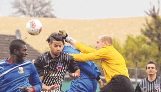 Verhinderte eine höhere Niederlage: Torwart Alexander Rödler (rechts). Verhinderte eine höhere Niederlage: Torwart Alexander Rödler (rechts).