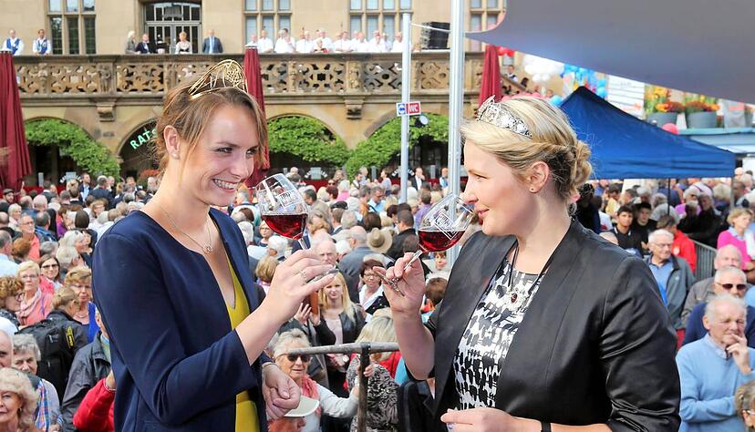 Ein Hoch aufs 47. Weindorf: Die Deutsche Weinkönigin Lena Endesfelder (links) motivierte die Weingärtner, sich mit ihren "tollen Rotweinen nicht zu verstecken". Ihre Württemberger Kollegin Andrea Ritz hörte die Botschaft gerne.Fotos: Andreas Veigel Ein Hoch aufs 47. Weindorf: Die Deutsche Weinkönigin Lena Endesfelder (links) motivierte die Weingärtner, sich mit ihren "tollen Rotweinen nicht zu verstecken". Ihre Württemberger Kollegin Andrea Ritz hörte die Botschaft gerne.Fotos: Andreas Veigel