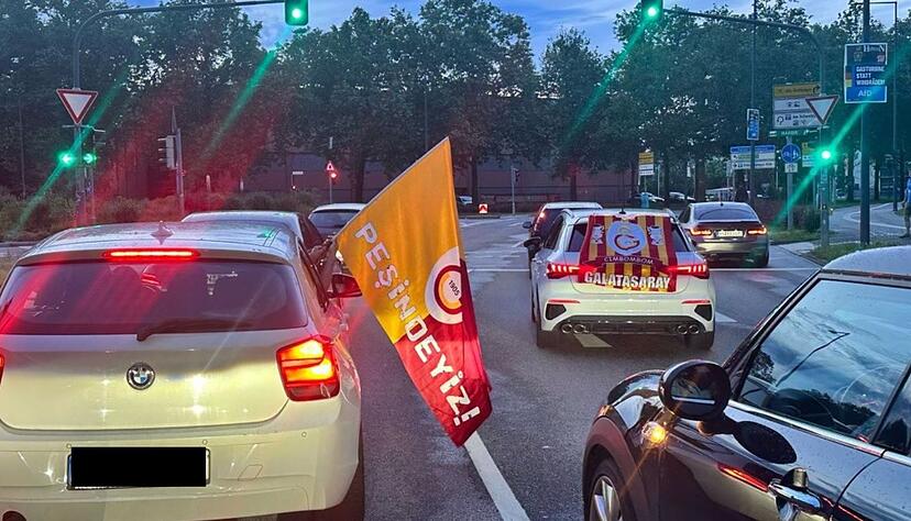 Fußball-Fans des neuen türkischen Meisters Galatasaray Istanbul sind am Sonntag mit einem Autokorso durch Heilbronn gefahren.