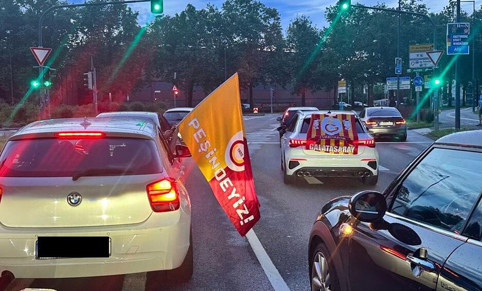Fußball-Fans des neuen türkischen Meisters Galatasaray Istanbul sind am Sonntag mit einem Autokorso durch Heilbronn gefahren.