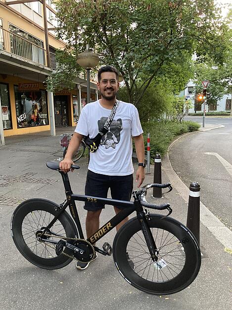 Okan Çakal (26) fährt mit seinem Singlespeed auch gerne weitere Touren, etwa nach Stuttgart. Auf der Feuerwache ist er mit dem Rad schneller als mit dem Auto.