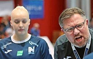 Schob unzufrieden Magnete über die Taktiktafel und fand bei seinen Spielerinnen offensichtlich wenig Gehör: Neckarsulms Trainer Thomas Zeitz (rechts). Schob unzufrieden Magnete über die Taktiktafel und fand bei seinen Spielerinnen offensichtlich wenig Gehör: Neckarsulms Trainer Thomas Zeitz (rechts).