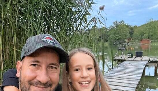 Alexander Limbach mit seiner Tochter Freya am Neumühlsee.
Foto: privat Alexander Limbach mit seiner Tochter Freya am Neumühlsee.
Foto: privat