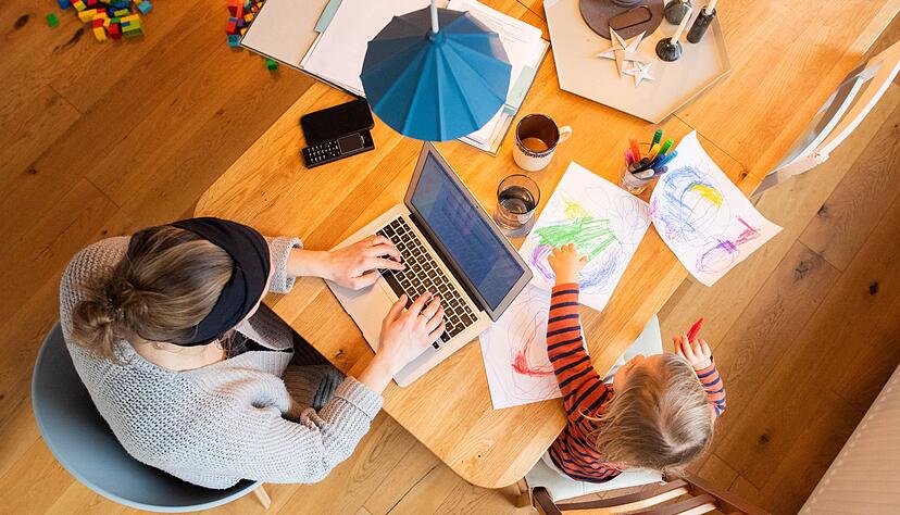 Das Projekt «Vollzeit-Arbeit» muss von der ganzen Familie getragen werden: Dazu gehört es auch, Aufgaben smart zu verteilen. Das Projekt «Vollzeit-Arbeit» muss von der ganzen Familie getragen werden: Dazu gehört es auch, Aufgaben smart zu verteilen.