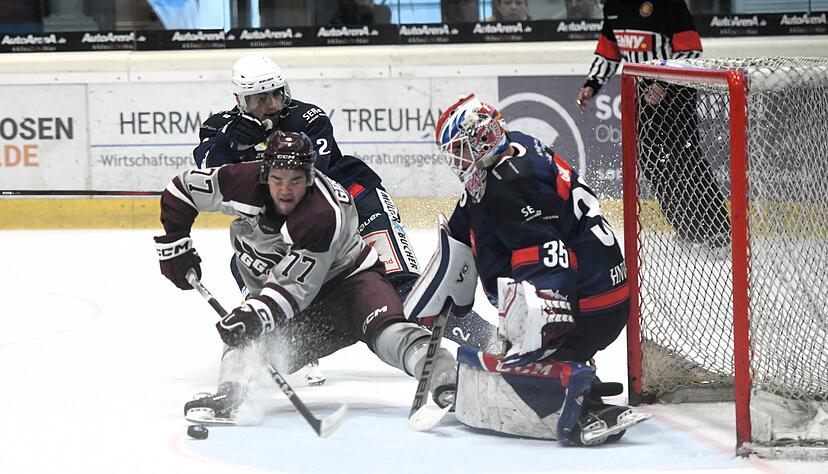 Falken-Torhüter Luca Ganz konnte sich gegen die sturmstarken Ottawa Gee-Gees des Öfteren auszeichnen.
