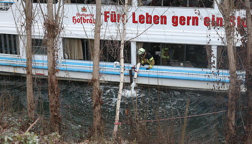 Stuttgarter Veranstaltungsschiff droht auf dem Neckar zu sinken. Stuttgarter Veranstaltungsschiff droht auf dem Neckar zu sinken.