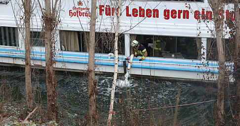 Stuttgarter Veranstaltungsschiff droht auf dem Neckar zu sinken. Stuttgarter Veranstaltungsschiff droht auf dem Neckar zu sinken.