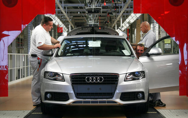 Drei Audi-Mitarbeiter untersuchen einen der ersten neuen A4 aus Neckarsulmer Serienfertigung im neuen Prüfzentrum auf Herz und Nieren. Drei Audi-Mitarbeiter untersuchen einen der ersten neuen A4 aus Neckarsulmer Serienfertigung im neuen Prüfzentrum auf Herz und Nieren.