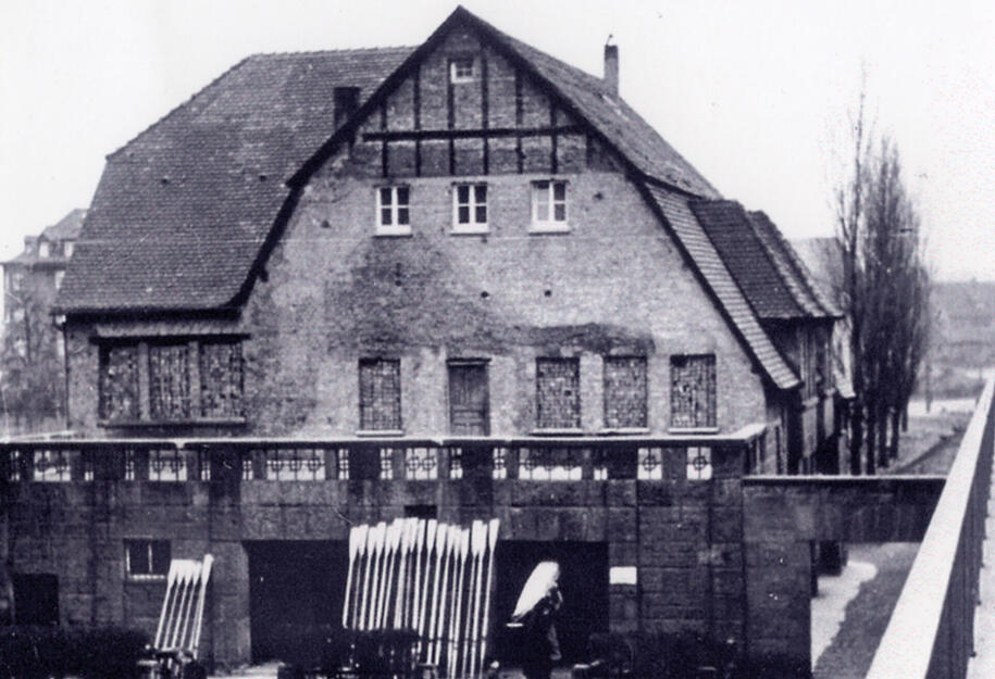 Wiederaufbau 1948. Das älteste Heilbronner Vereinsheim ist das Haus der Rudergesellschaft Schwaben an der Badstraße, neben der 1939 erstellten Rosenbergbrücke. Unter den zugemauerten Fenstern auf der Terrasse herrscht wieder reger Betrieb vor der Bootshalle. Wiederaufbau 1948. Das älteste Heilbronner Vereinsheim ist das Haus der Rudergesellschaft Schwaben an der Badstraße, neben der 1939 erstellten Rosenbergbrücke. Unter den zugemauerten Fenstern auf der Terrasse herrscht wieder reger Betrieb vor der Bootshalle.
