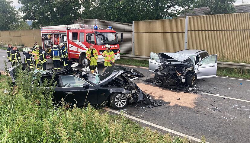 Zwei Autos prallten auf der B293 bei Schwaigern frontal zusammen. Zwei Autos prallten auf der B293 bei Schwaigern frontal zusammen.