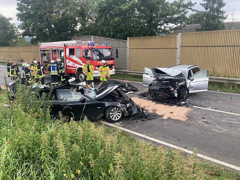 Zwei Autos prallten auf der B293 bei Schwaigern frontal zusammen. Zwei Autos prallten auf der B293 bei Schwaigern frontal zusammen.