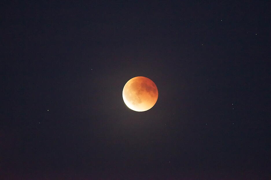 Die totale Mondfinsternis ist am Sonntagabend deutlich über Heilbronn und der Region zu sehen. Zahlreiche Schaulustige verfolgten das Himmelsphänomen an Aussichtspunkten.