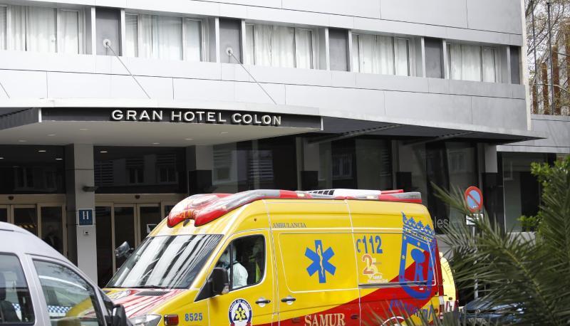 Ein Krankenwagen vor dem Hotel Colon in Madrid. Die besonders stark von der Krise betroffene spanische Hauptstadt nutzt im Kampf gegen das Virus nun auch Hotels.