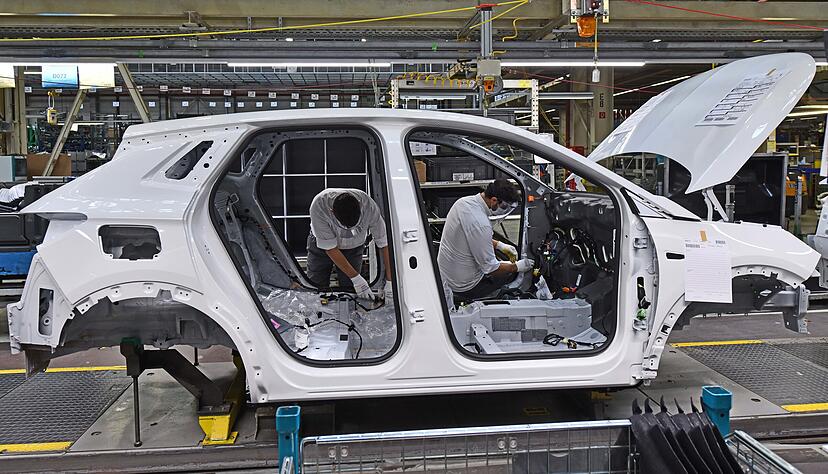 Mitarbeiter fertigen den Opel Grandland X im Werk Eisenach: Die R&uuml;ckg&auml;nge bei dem Autobauer d&uuml;rften weiteren Personalabbau zur Folge haben. Foto: dpa