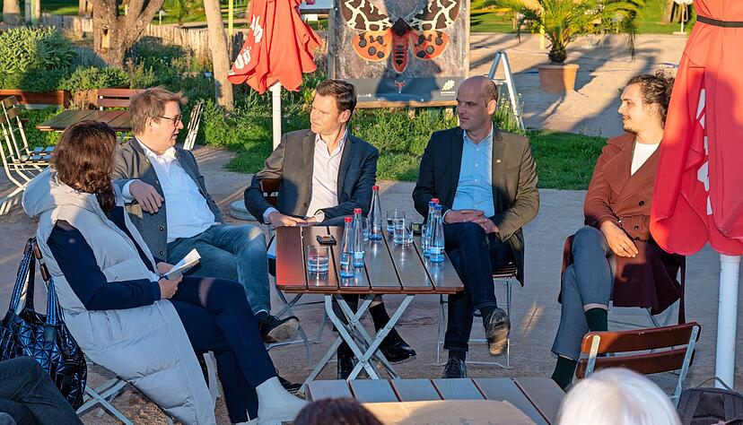 Tanja Ochs (links) und Alexander Hettich (Mitte) im Gespräch mit Michael Preusch (CDU), Georg Heitlinger (FDP) und Erwin Köhler (Grüne, von links).
Foto: Christiana Kunz Tanja Ochs (links) und Alexander Hettich (Mitte) im Gespräch mit Michael Preusch (CDU), Georg Heitlinger (FDP) und Erwin Köhler (Grüne, von links).
Foto: Christiana Kunz