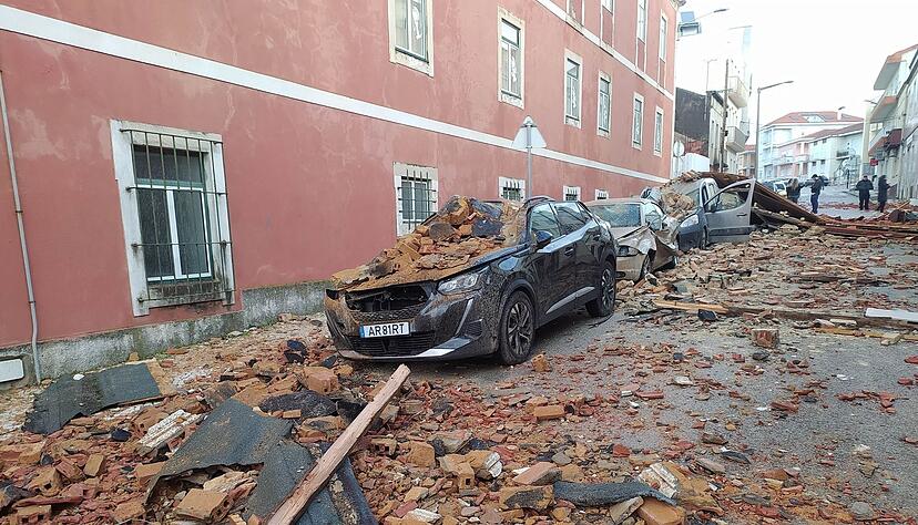 W&auml;hrend in Portugal die Aufr&auml;umarbeiten nach den Verw&uuml;stungen durch den Sturm &laquo;Kristin&raquo; noch in vollem Gange sind, bringen neue Sturmtiefs Wind und viel Regen.