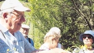 Nabu-Führer Helmut Lang erklärt und und manchmal lässt er auch raten: Welches ist der Bockshornklee und welches der Goldklee?Foto: Herbert Kaletta Nabu-Führer Helmut Lang erklärt und und manchmal lässt er auch raten: Welches ist der Bockshornklee und welches der Goldklee?Foto: Herbert Kaletta