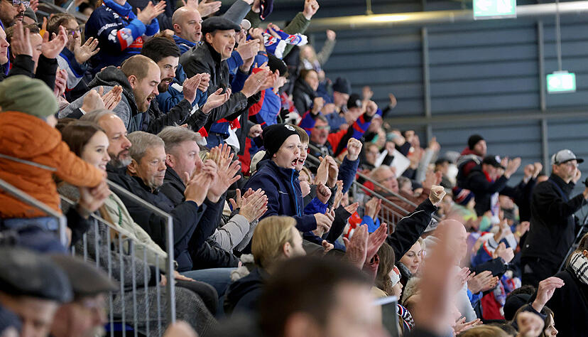 Hinter den Steh- und Sitzplatztribünen des Eisstadions sammelt die Fanszene Becher- und Geldspenden. Hinter den Steh- und Sitzplatztribünen des Eisstadions sammelt die Fanszene Becher- und Geldspenden.