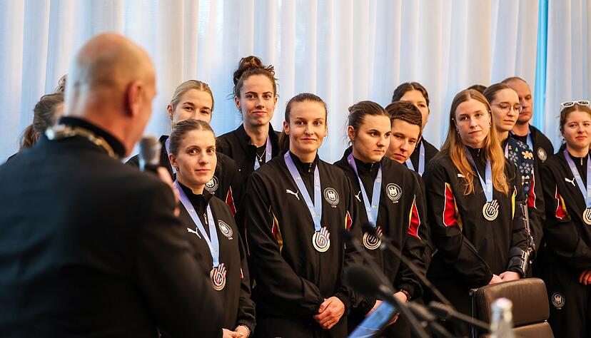 Dortmunds Oberbürgermeister Alexander Kalouti würdigte die deutschen Handballerinnen nach WM-Silber. Dortmunds Oberbürgermeister Alexander Kalouti würdigte die deutschen Handballerinnen nach WM-Silber.