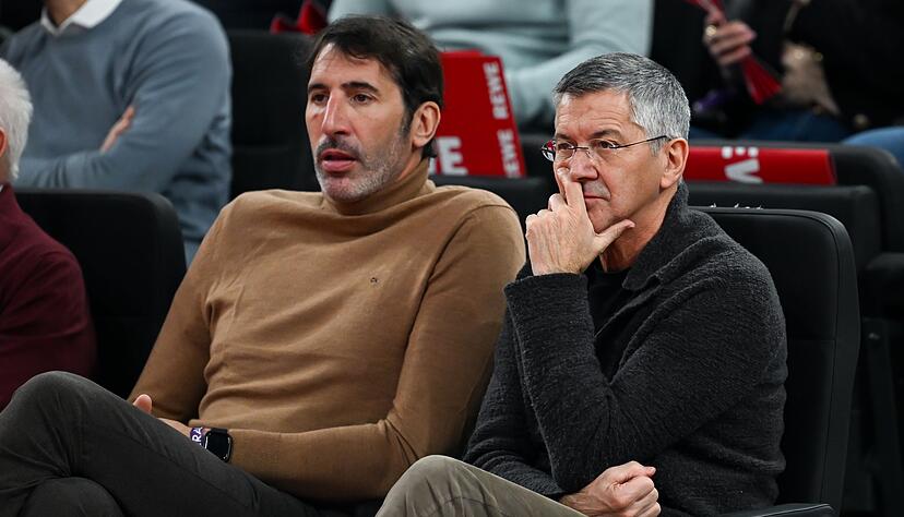 Alex Mumbru (l) muss in der WM-Qualifikation auf viele Spieler verzichten. (Archivbild) Alex Mumbru (l) muss in der WM-Qualifikation auf viele Spieler verzichten. (Archivbild)