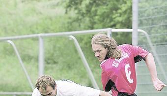 Der Dahenfelder Thorsten Baumann (rechts) im Zweikampf mit dem Oedheimer Hans Gassner. Der SC Dahenfeld verlor sein letztes A-Liga-Spiel mit 2:10. Der Dahenfelder Thorsten Baumann (rechts) im Zweikampf mit dem Oedheimer Hans Gassner. Der SC Dahenfeld verlor sein letztes A-Liga-Spiel mit 2:10.