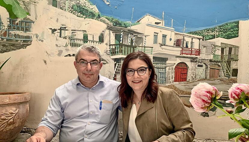 Seit 25 Jahren betreiben sie das Kutuki in Heilbronn: Eugenia und Georgios Dragoslis. Die Wandmalerei im Hintergrund hat der Inhaber selbst gemalt.
Foto: Linda Saxena Seit 25 Jahren betreiben sie das Kutuki in Heilbronn: Eugenia und Georgios Dragoslis. Die Wandmalerei im Hintergrund hat der Inhaber selbst gemalt.
Foto: Linda Saxena