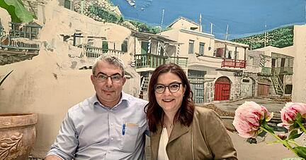 Seit 25 Jahren betreiben sie das Kutuki in Heilbronn: Eugenia und Georgios Dragoslis. Die Wandmalerei im Hintergrund hat der Inhaber selbst gemalt.
Foto: Linda Saxena Seit 25 Jahren betreiben sie das Kutuki in Heilbronn: Eugenia und Georgios Dragoslis. Die Wandmalerei im Hintergrund hat der Inhaber selbst gemalt.
Foto: Linda Saxena