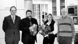 Mitarbeiter und Gesch&auml;ftsf&uuml;hrer bei der &Uuml;bergabe (v.l.): BM Florian Baldauf, Wolfgang von Degenfeld, Anneliese Vogl-Amann, Ludwig Gei&szlig;.