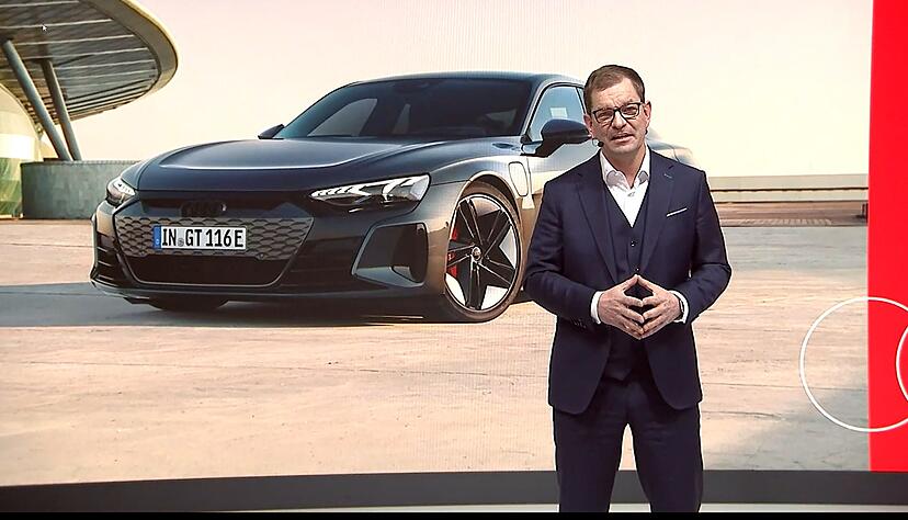 In einer virtuellen Bilanz-Pressekonferenz zeigte Audi-Vorstandschef Markus Duesmann vor dem Bild des E-Tron GT aus den B&ouml;llinger H&ouml;fen in Heilbronn, an welchen Linien sich Audi k&uuml;nftig orientiert.