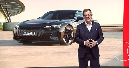 In einer virtuellen Bilanz-Pressekonferenz zeigte Audi-Vorstandschef Markus Duesmann vor dem Bild des E-Tron GT aus den Böllinger Höfen in Heilbronn, an welchen Linien sich Audi künftig orientiert.