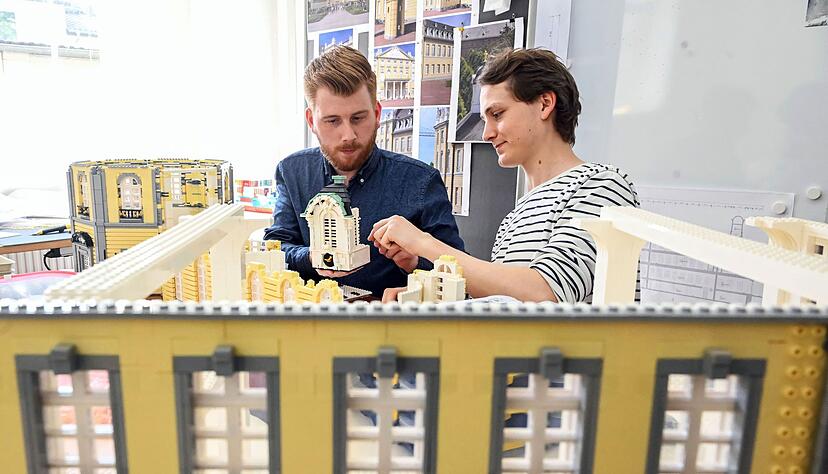 Produktdesigner Michel Henning (r) zeigt Projektleiter Marvin Gedigk fertige Teile des &laquo;Kl&ouml;tzle-Schlosses&raquo;.