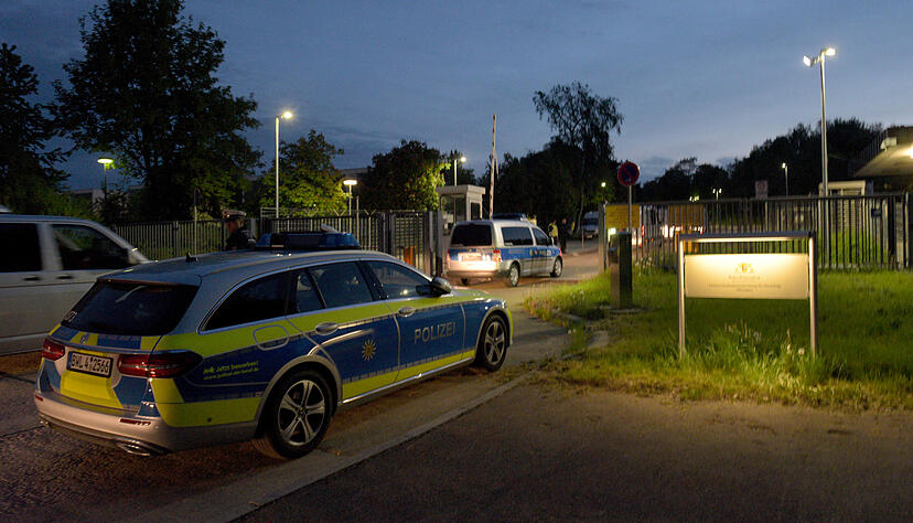 Nach der gescheiterten Abschiebung eines 23-j&auml;hrigen Asylbewerbers aus dem westafrikanischen Kleinstaat Togo hat die Polizei am Donnerstagmorgen in der betroffenen Fl&uuml;chtlingsunterkunft in Ellwangen mehrere Afrikaner in Gewahrsam genommen.