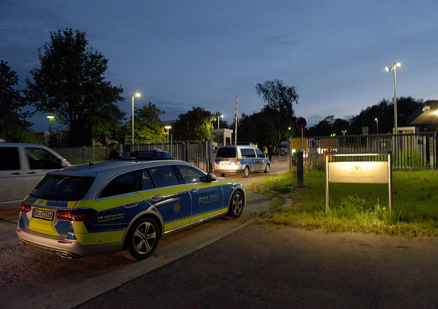 Nach der gescheiterten Abschiebung eines 23-j&auml;hrigen Asylbewerbers aus dem westafrikanischen Kleinstaat Togo hat die Polizei am Donnerstagmorgen in der betroffenen Fl&uuml;chtlingsunterkunft in Ellwangen mehrere Afrikaner in Gewahrsam genommen.
