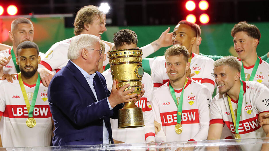 Die Trophäe wurde dem VfB Stuttgart nach dem Spiel übergeben. Der große Moment.