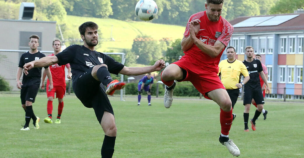 Gegen Pfedelbach mit Nico H&uuml;tter (links) verpasste die SGM Niedernhall/Wei&szlig;bach um Kim Foss den Sprung ins Bezirks-Pokalfinale. Nun stehen sich beide Teams erneut in einem Halbfinale gegen&uuml;ber.
Foto: Kurt Gesper