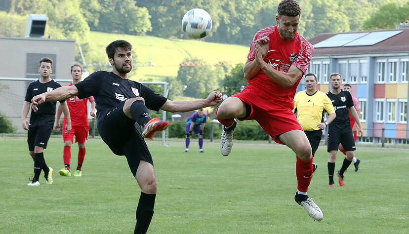 Gegen Pfedelbach mit Nico H&uuml;tter (links) verpasste die SGM Niedernhall/Wei&szlig;bach um Kim Foss den Sprung ins Bezirks-Pokalfinale. Nun stehen sich beide Teams erneut in einem Halbfinale gegen&uuml;ber.
Foto: Kurt Gesper