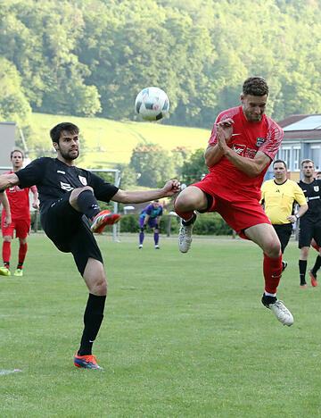 Gegen Pfedelbach mit Nico H&uuml;tter (links) verpasste die SGM Niedernhall/Wei&szlig;bach um Kim Foss den Sprung ins Bezirks-Pokalfinale. Nun stehen sich beide Teams erneut in einem Halbfinale gegen&uuml;ber.
Foto: Kurt Gesper