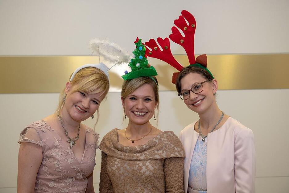 Die Ehemaligen: Weinprinzessin Laura Irouschek (links), Weinkönigin Carolin Klöckner (Mitte) und Weinprinzessin Anja Off (rechts).