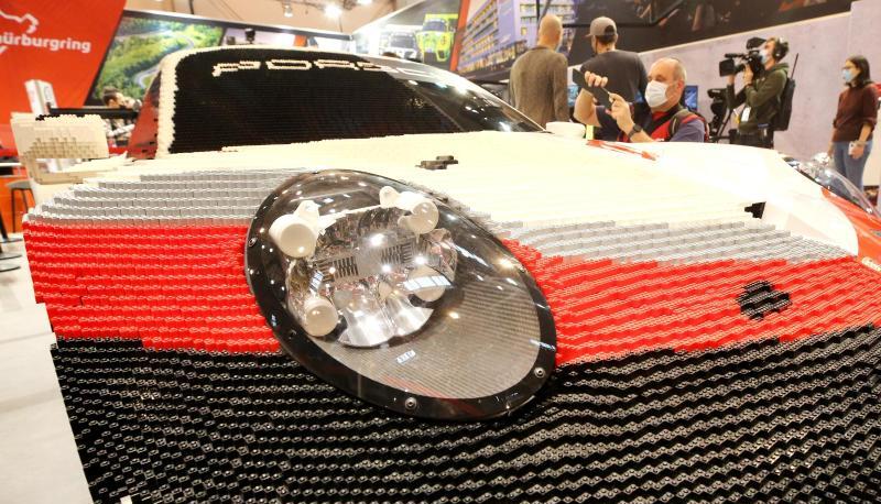 Ein Porsche 911 RSR, dessen Karosserie zur Hälfte aus Lego-Steinen besteht, auf der Tuningmesse «Essen Motor Show». Ein Porsche 911 RSR, dessen Karosserie zur Hälfte aus Lego-Steinen besteht, auf der Tuningmesse «Essen Motor Show».