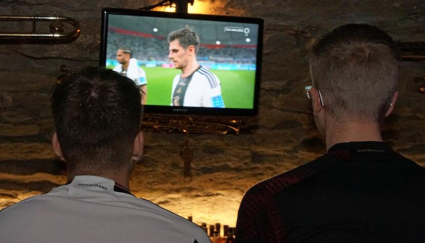 Tristesse nach dem Schlusspfiff: Damir Dalaker (18) und Benjamin Seiz (19) haben auf einen Auftaktsieg gehofft. &Uuml;ber die 1:2-Niederlage sind sie bitter entt&auml;uschend. Besonders die Abwehr habe zu viele Fehler gemacht.
Foto: Philip-Simon Klein