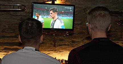 Tristesse nach dem Schlusspfiff: Damir Dalaker (18) und Benjamin Seiz (19) haben auf einen Auftaktsieg gehofft. &Uuml;ber die 1:2-Niederlage sind sie bitter entt&auml;uschend. Besonders die Abwehr habe zu viele Fehler gemacht.
Foto: Philip-Simon Klein