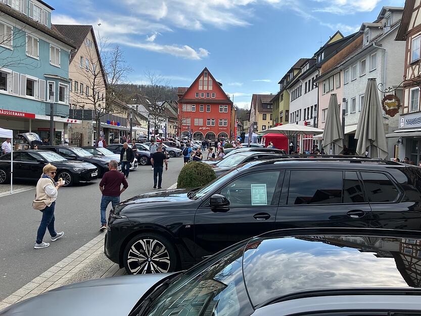 Rund ums Alte Rathaus ist viel Betrieb.