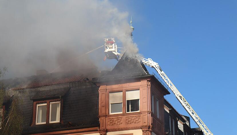 Die Feuerwehr l&ouml;schte den Brand mit der Hilfe von Drehleitern.