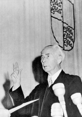 1949: Bundespräsident Theodor Heuss bei seiner Vereidigung im deutschen Bundestag. 1949: Bundespräsident Theodor Heuss bei seiner Vereidigung im deutschen Bundestag.